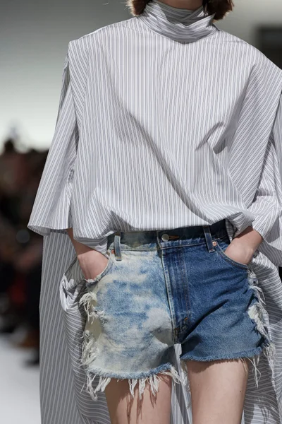Look 60